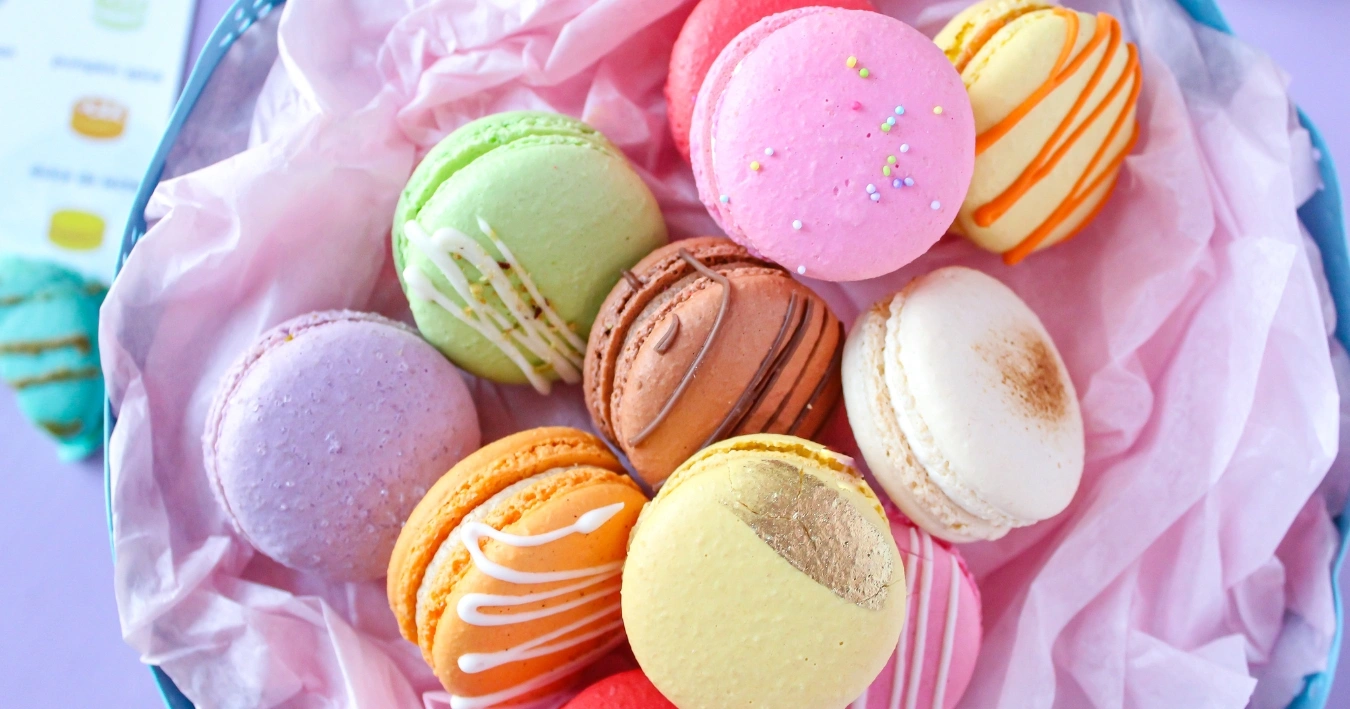 Macarons Rezept – Leckere, bunte Macarons mit einer zarten Füllung, die auf der Zunge zergehen.