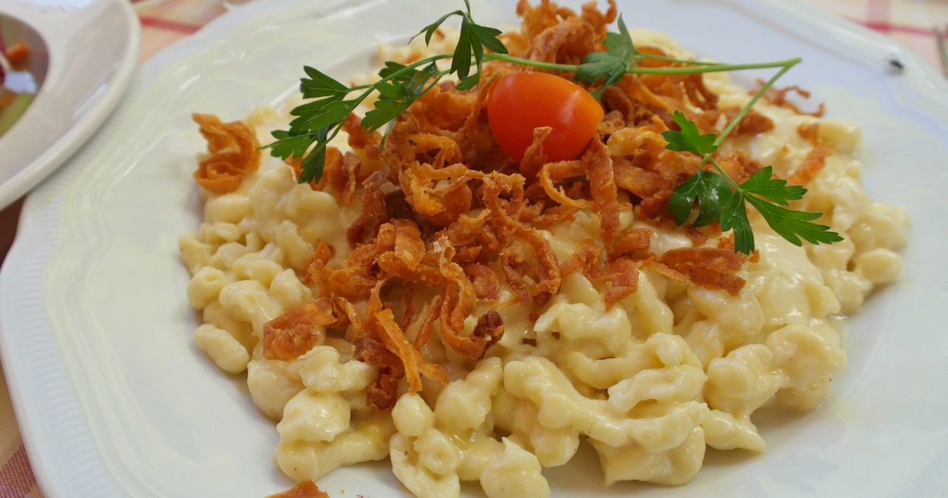 Spätzle Rezept – Ein traditionelles schwäbisches Gericht aus frischen Eiern und Mehl, ideal als Beilage oder Hauptgericht