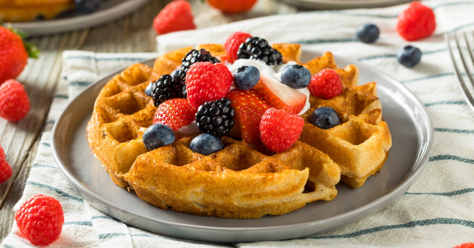 Belgische Waffeln Rezept – Fluffige, goldbraune belgische Waffeln, perfekt serviert mit frischen Beeren und Sahne