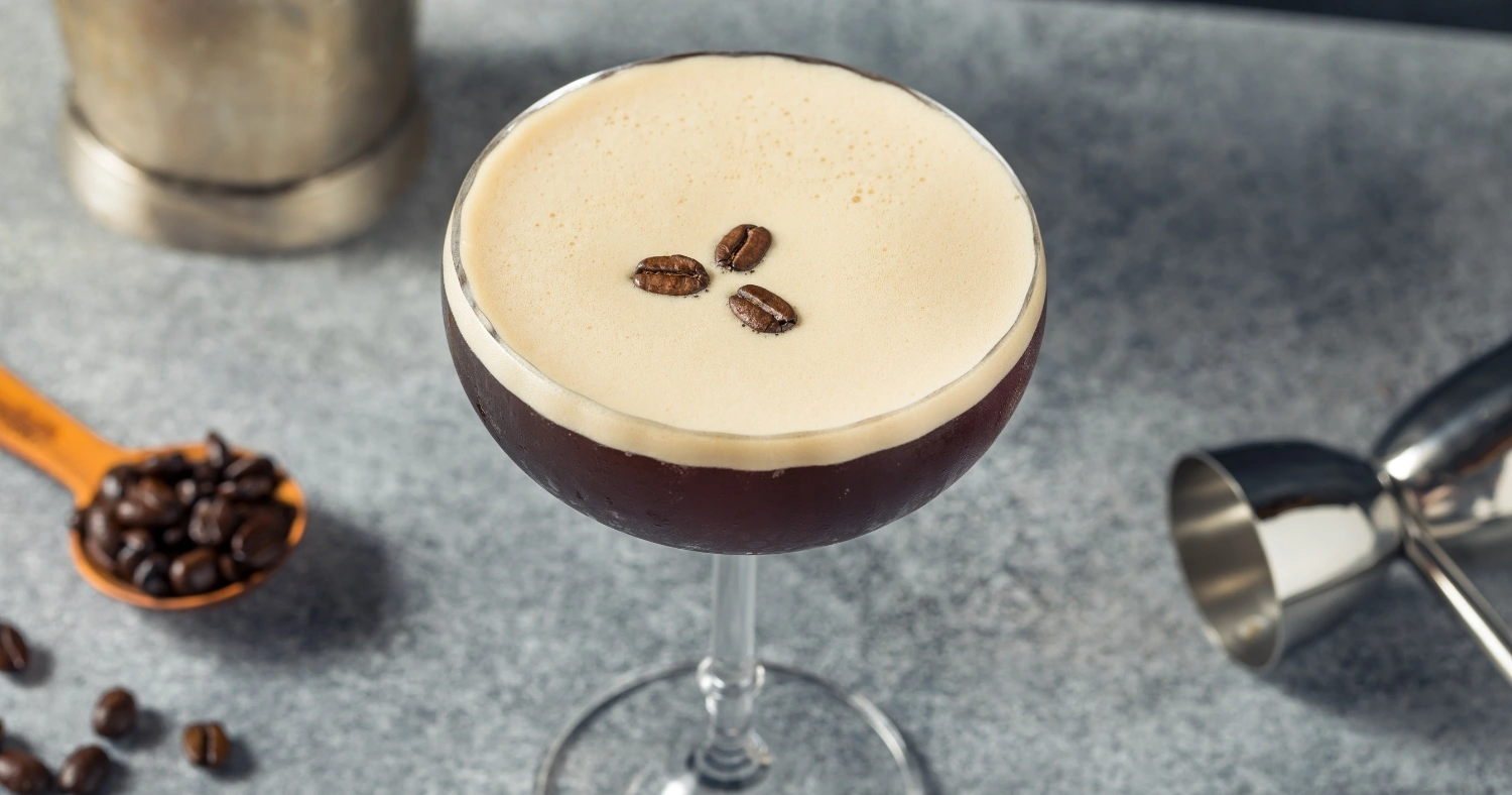 Espresso Martini Rezept – Ein klassischer Espresso Martini, perfekt gemixt mit Kaffeelikör und Wodka.