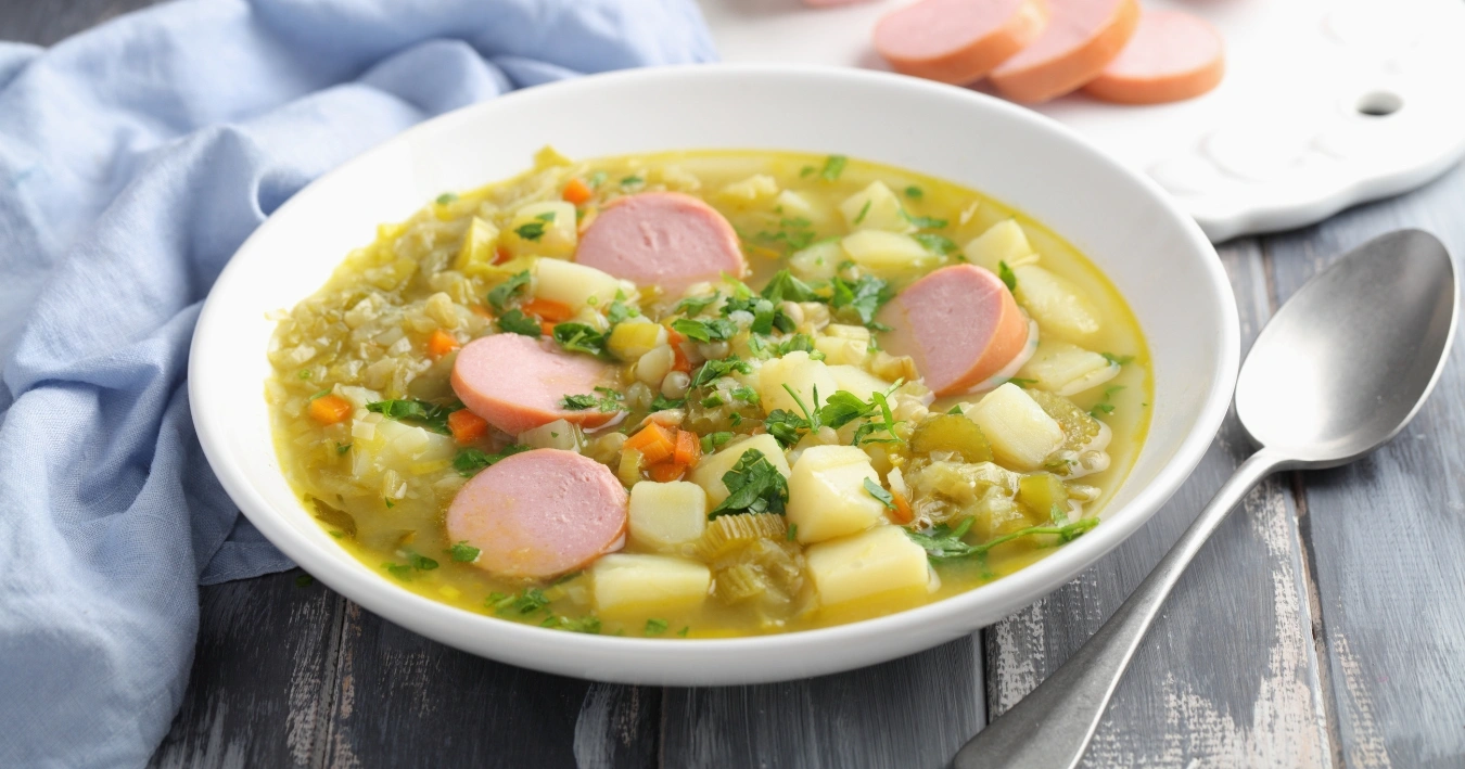 Erbsensuppe Rezept – Eine herzhafte Erbsensuppe, die mit frischen Erbsen und Gewürzen zubereitet wird.