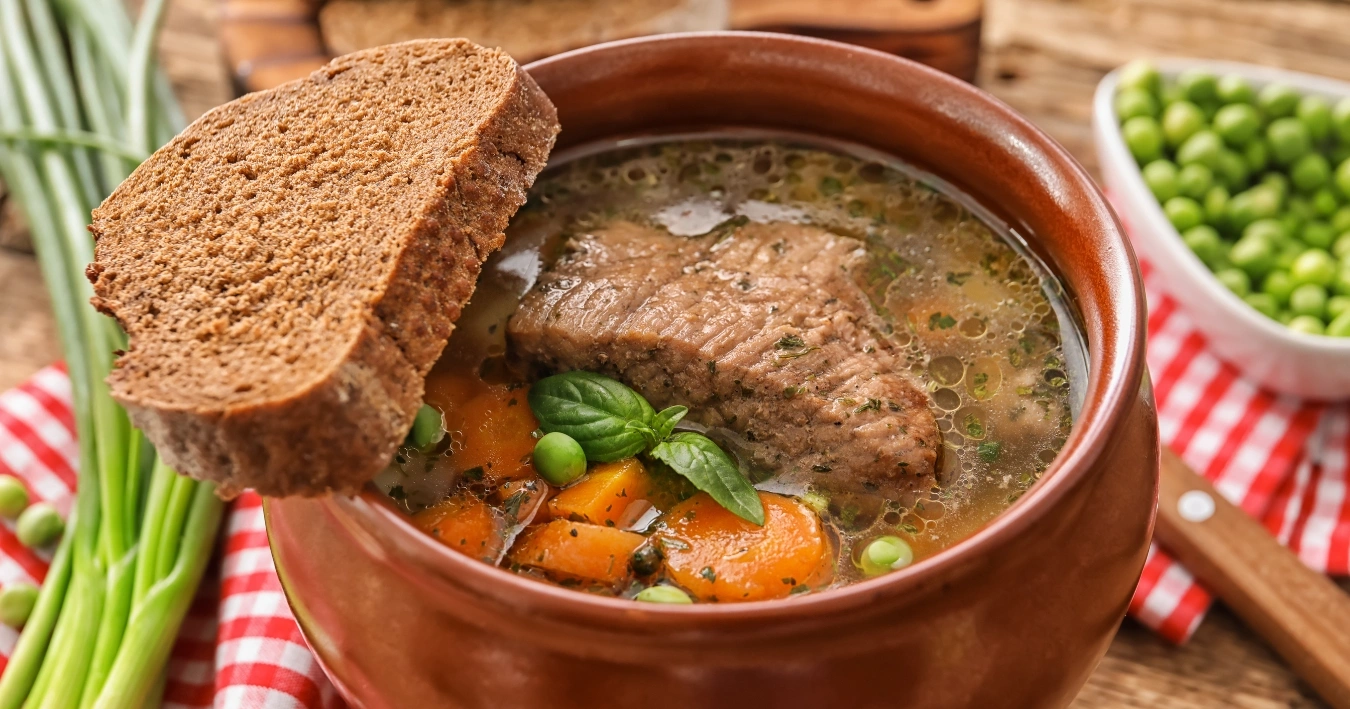 Bauerntopf Rezept – Ein herzhaftes, traditionelles Gericht mit Kartoffeln, Gemüse und Fleisch, perfekt für kalte Tage