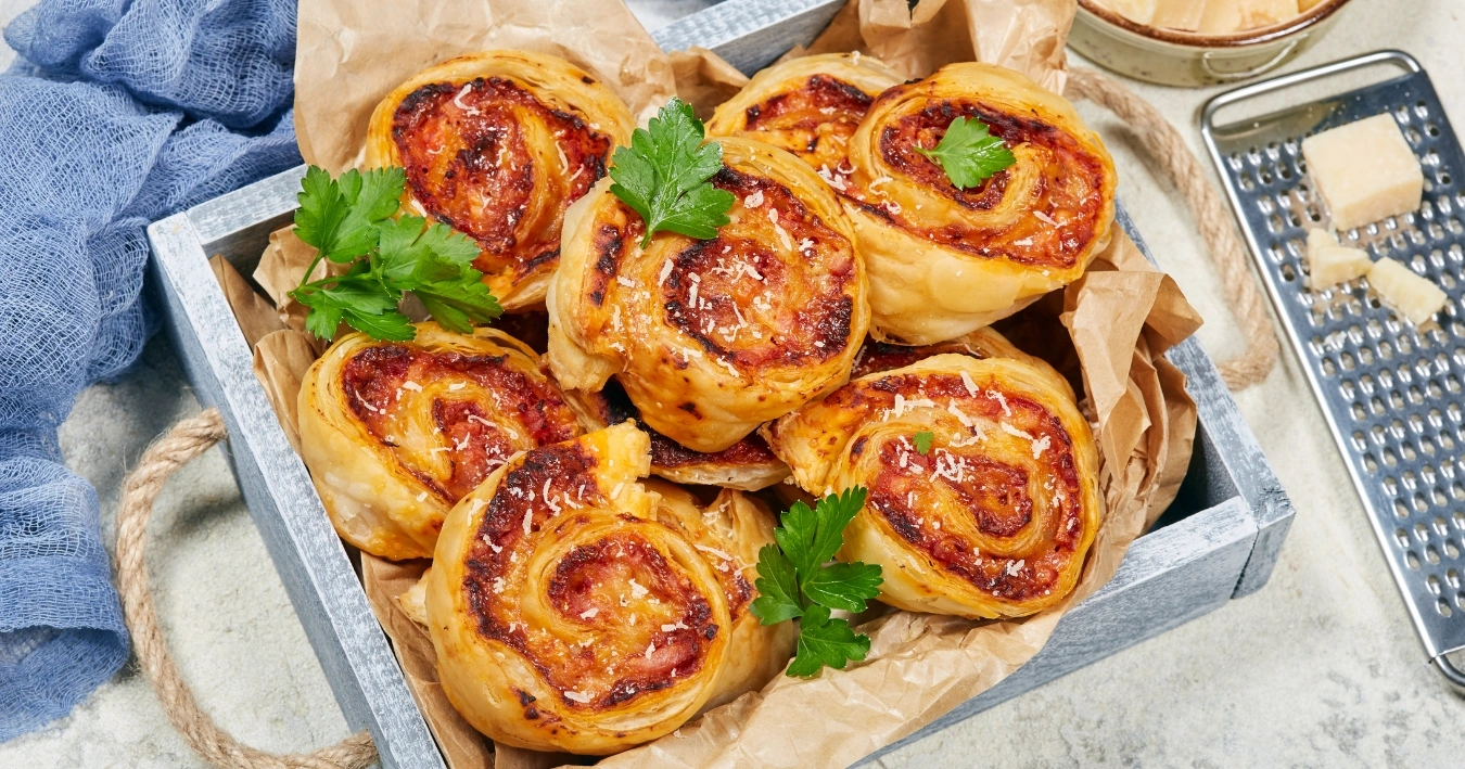 Pizzaschnecken Rezept – Leckere, frisch gebackene Schnecken aus Pizzateig, gefüllt mit Tomaten, Käse und Gewürzen.