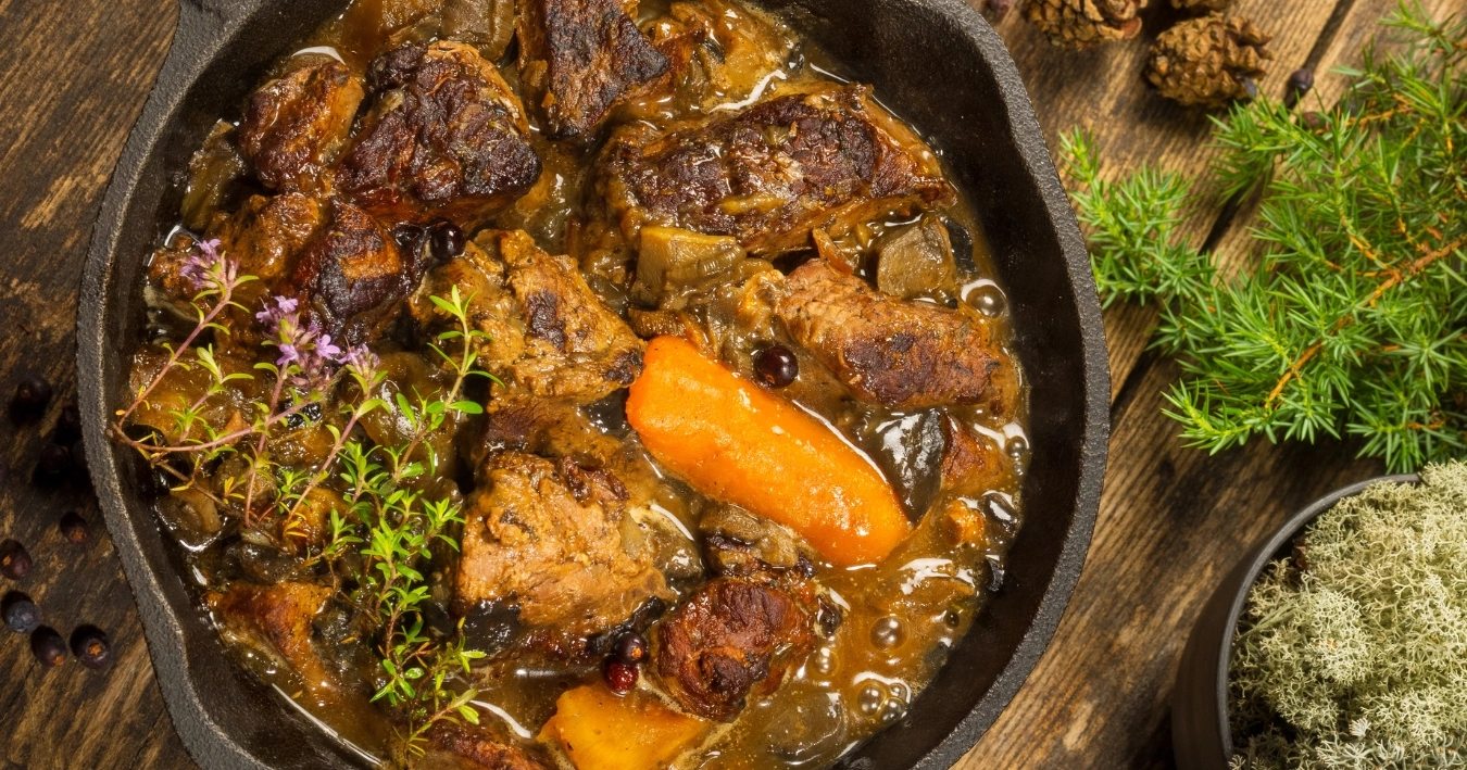 Hirschgulasch Rezept – Ein herzhaftes und aromatisches Gericht aus zartem Hirschfleisch, perfekt gewürzt und langsam gegart.