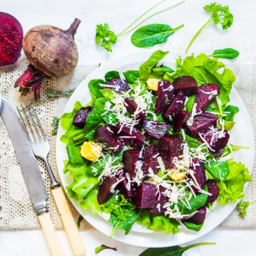 Rote-Bete-Salat – Ein frischer und gesunder Salat mit gerösteter Rote Bete und Walnüssen