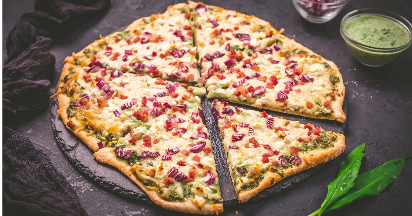 Flammkuchen Rezept – Knuspriger, dünner Teig belegt mit Crème fraîche, Speck und Zwiebeln, traditionell aus dem Elsass.