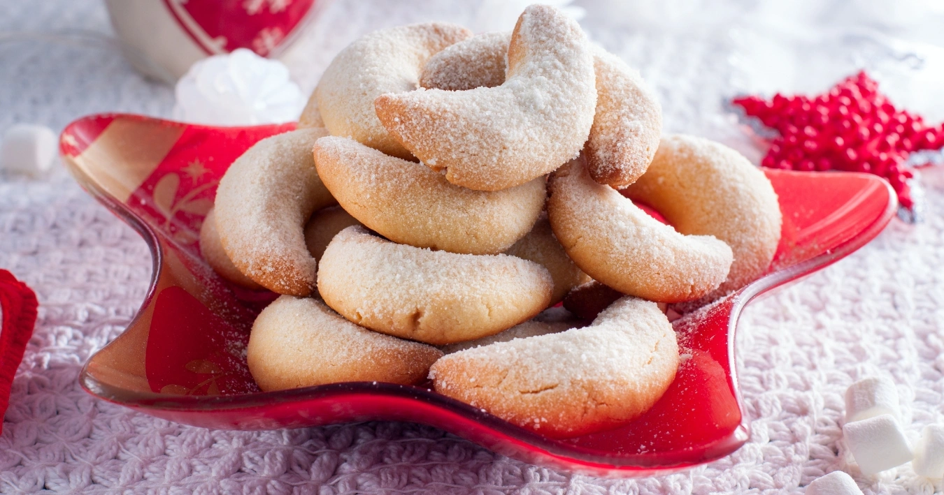 Vanillekipferl Rezept – Zarte, buttrige Halbmonde mit feinem Vanillearoma und einer süßen Puderzucker-Schicht, perfekt für die Weihnachtszeit.