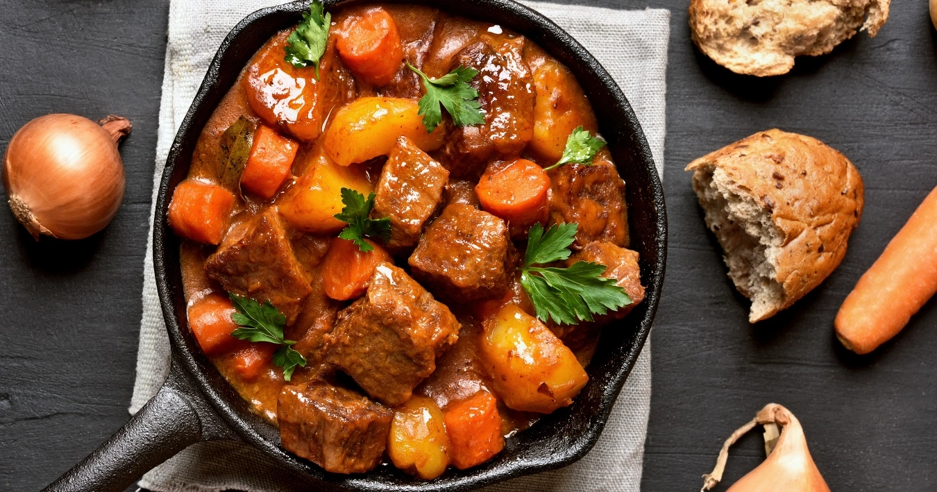 Dutch Oven Rezepte – Herzhaft geschmorte Gerichte mit zartem Fleisch, Gemüse und aromatischen Gewürzen, perfekt für Outdoor-Kochen.