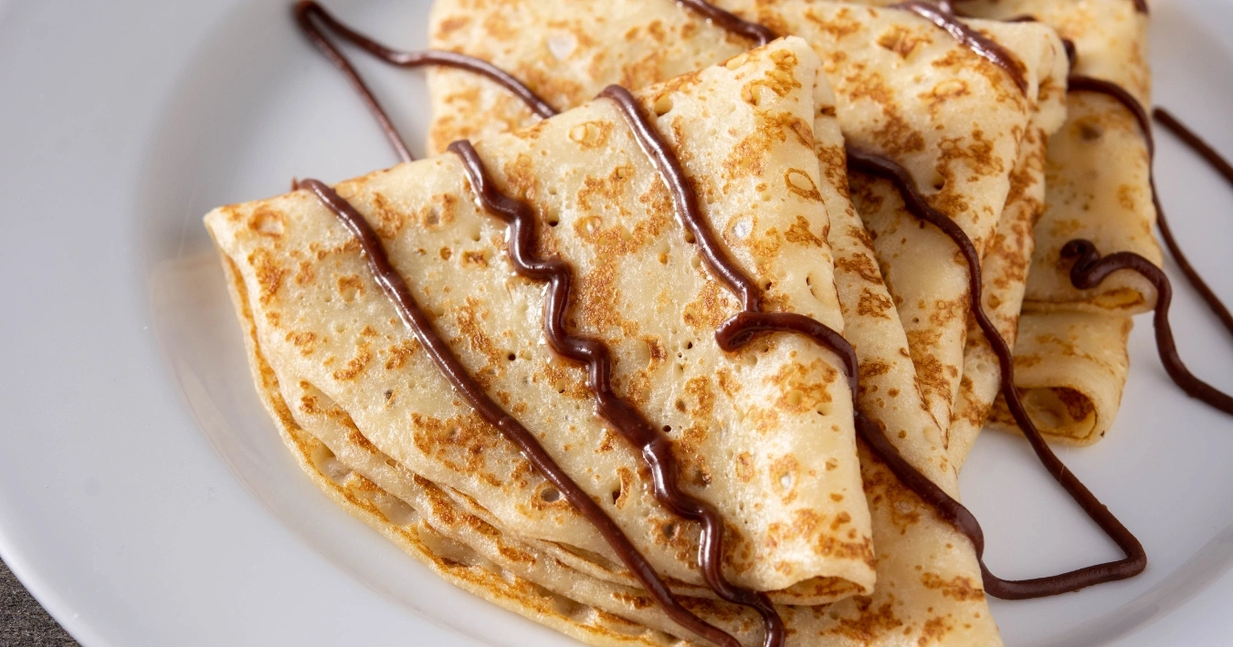 Crêpes Rezept – Dünne, goldbraune und zartschmelzende Crêpes, perfekt für süße und herzhafte Füllungen