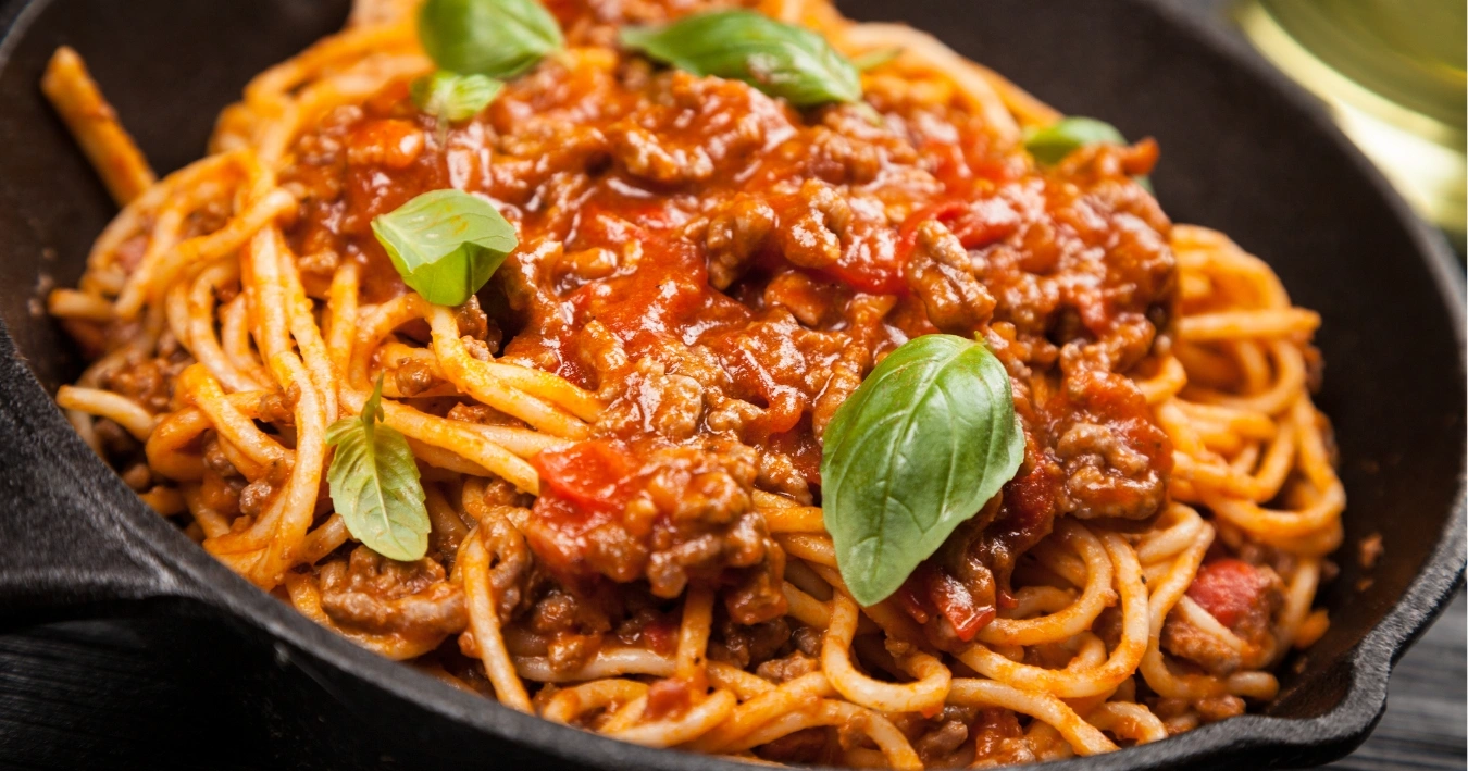 Bolognese Rezept – Klassische italienische Fleischsauce mit Rinderhackfleisch, Tomaten und Kräutern, langsam gekocht für intensiven Geschmack