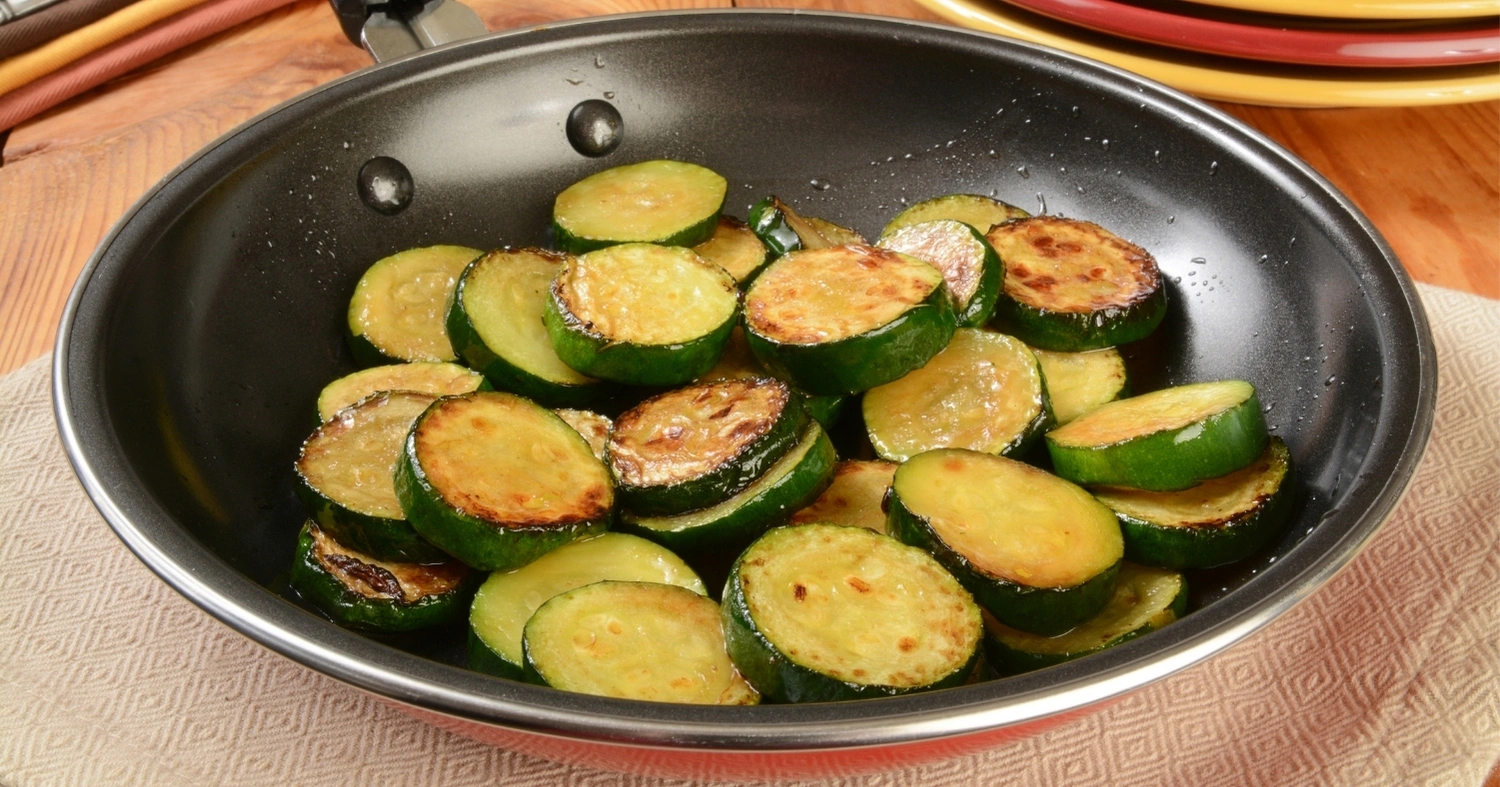 Zucchini Rezepte – Zucchini-Nudeln in einer leichten Tomatensoße, perfekt für ein gesundes Abendessen