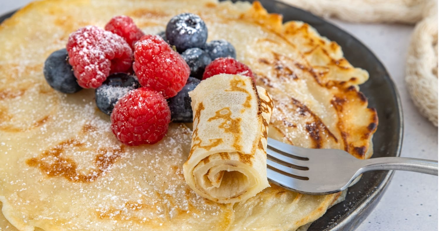 Pancakes Rezept – Fluffige, goldbraune Pancakes, die perfekt mit Ahornsirup serviert werden.