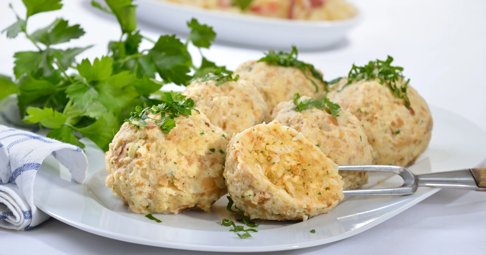 Semmelknödel Rezept – Klassische Semmelknödel, goldbraun gebacken und perfekt für jedes Mittagessen