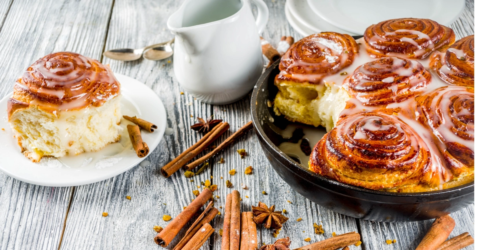 Zimtschnecken – Frisch gebackene Zimtschnecken mit goldbrauner Kruste und weichem Inneren