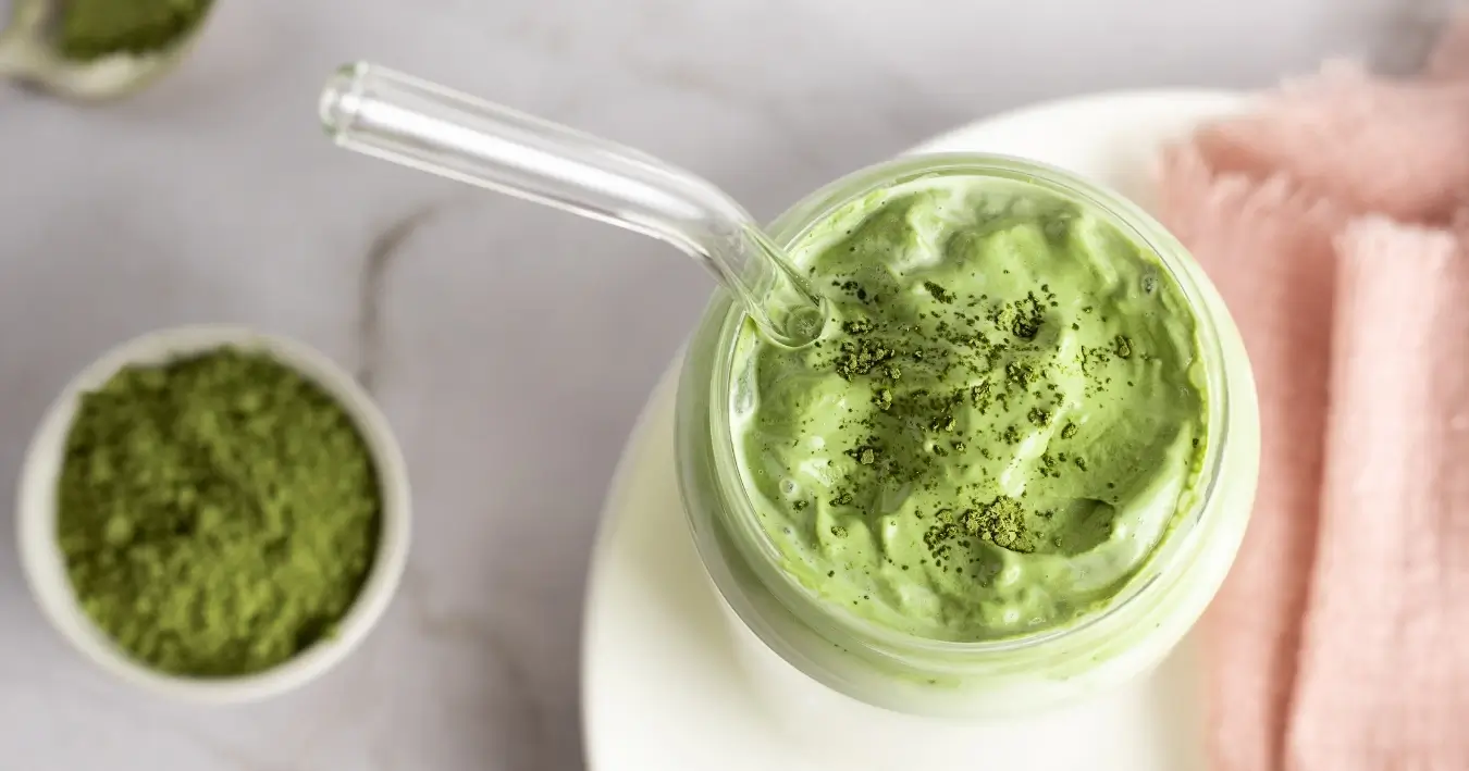 Matcha Latte Rezept – Einfach, lecker & gesund! Entdecke, wie du den perfekten Matcha Latte mit samtigem Schaum zubereitest.