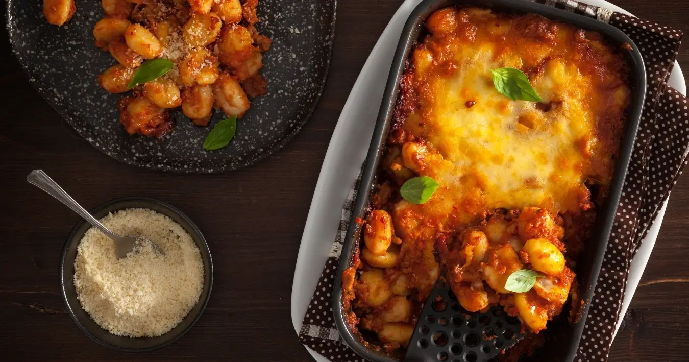 Goldbraun gebratene Pfannen-Gnocchi mit frischen Kräutern und Parmesan – ein schnelles und köstliches Rezept für Genießer.