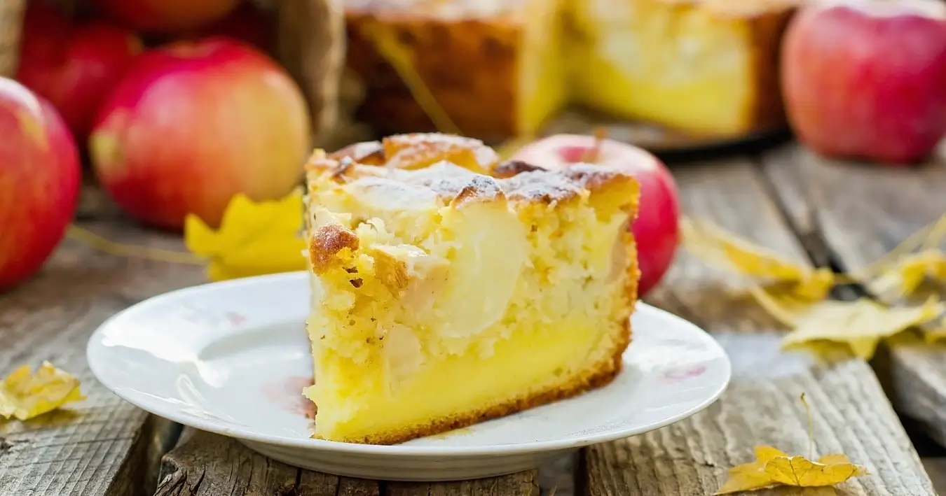 Frisch gebackener Apfel Schmand Kuchen mit einer goldenen Kruste, saftigen Äpfeln und einer cremigen Schmandfüllung